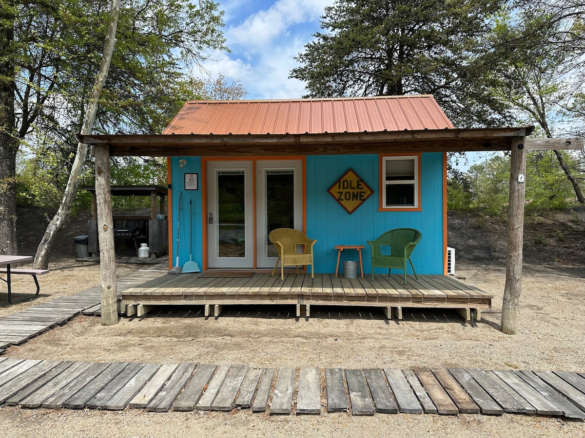 海滩风格的湖畔迷你小屋
空闲区