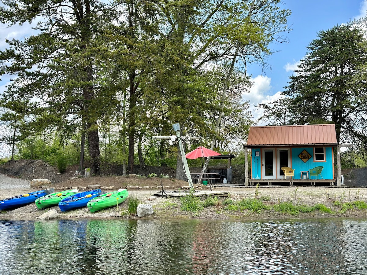 海滩风格的湖畔迷你小屋
空闲区