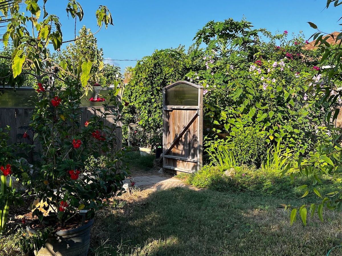 Texas Subtropical Botanic Garden的舒适小木屋