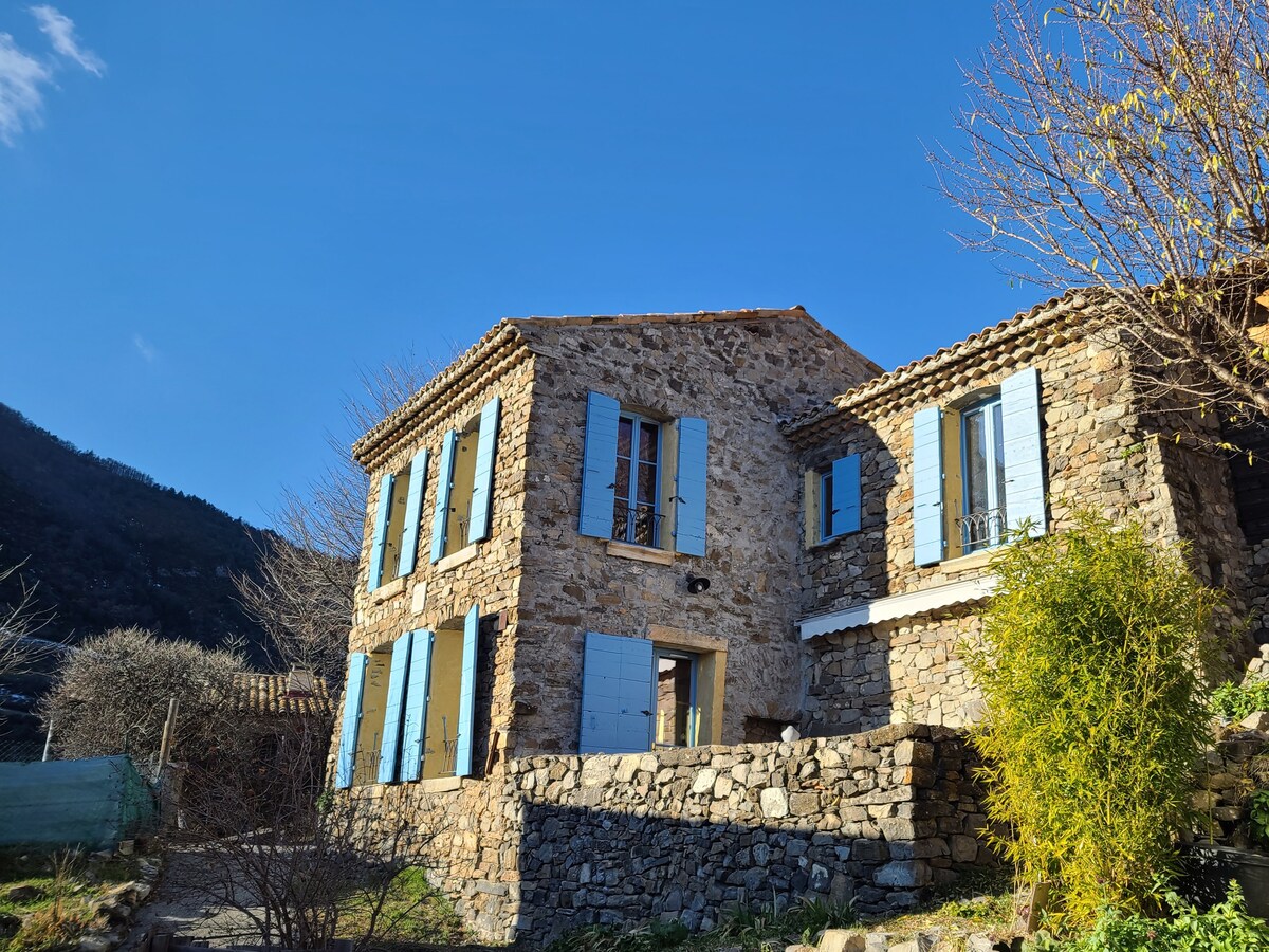 Les Hauts d 'Entrages, Stone village house