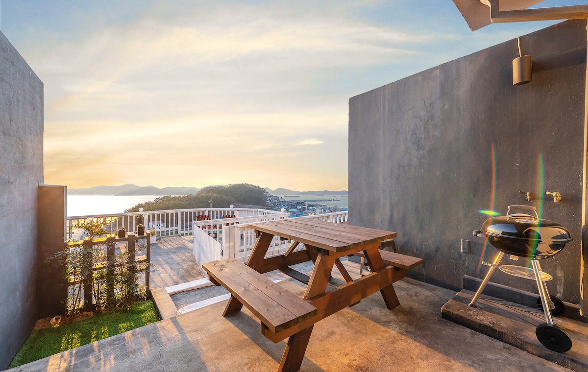 Pico -高级客房，您可以在床上观赏南海（ Namhae ）的绿色水域
