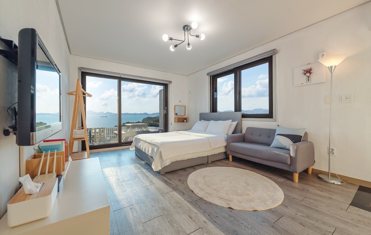 Pico -高级客房，您可以在床上观赏南海（ Namhae ）的绿色水域