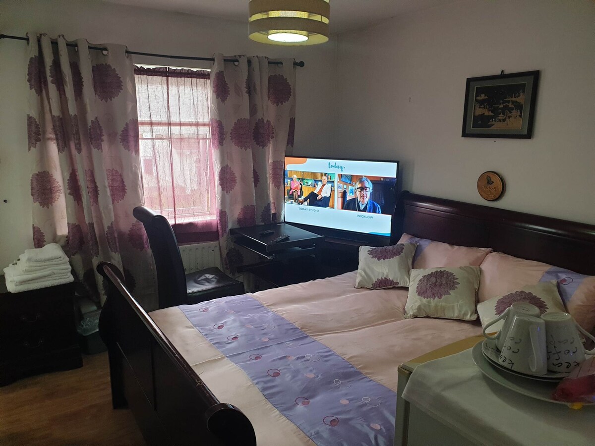 *Ensuite Bedroom* King Size Bed.SkyCableTV/Fridge