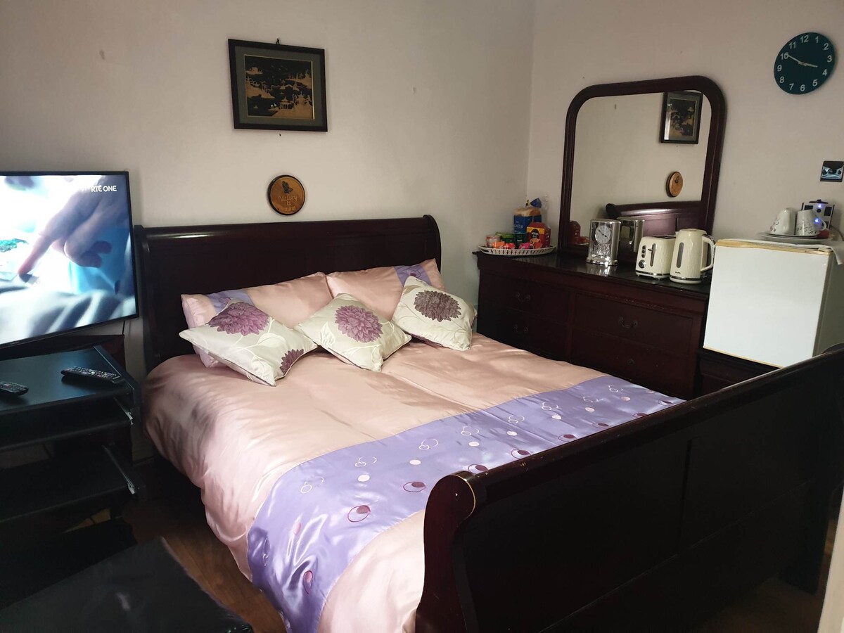 *Ensuite Bedroom* King Size Bed.SkyCableTV/Fridge