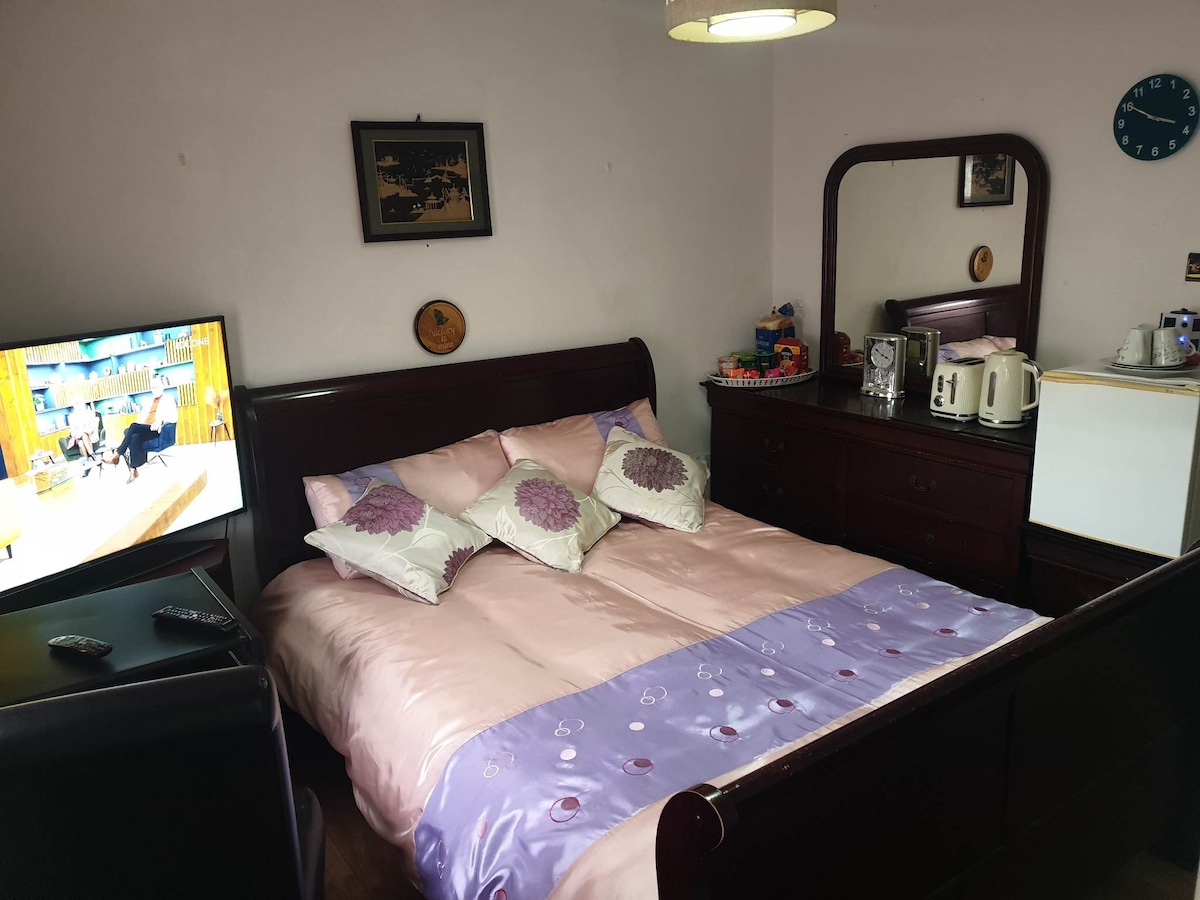 *Ensuite Bedroom* King Size Bed.SkyCableTV/Fridge