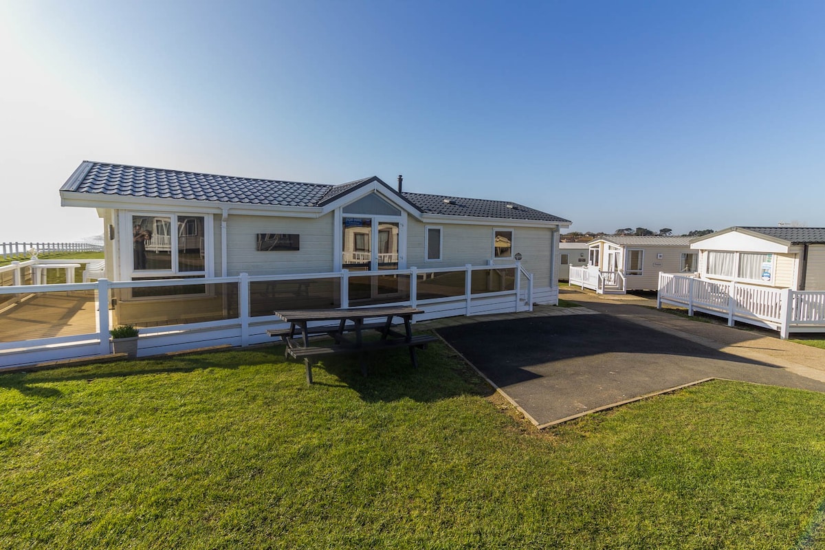 Luxury lodge with stunning sea views at Hopton Haven Park ref 80055S