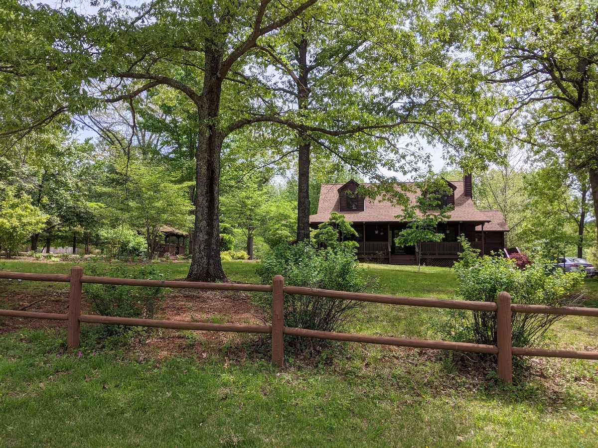 Lovely Cape Cod surrounded by mountains on 6 acres