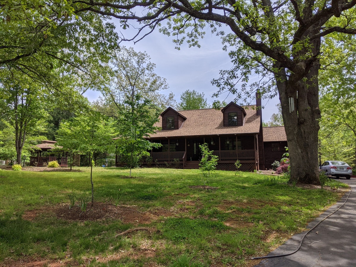 Lovely Cape Cod surrounded by mountains on 6 acres