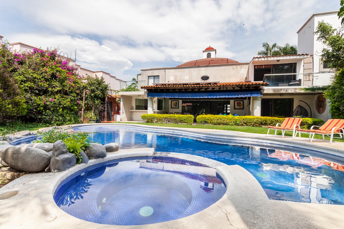 带按摩浴缸的Lomas de Cuernavaca豪华住宅。