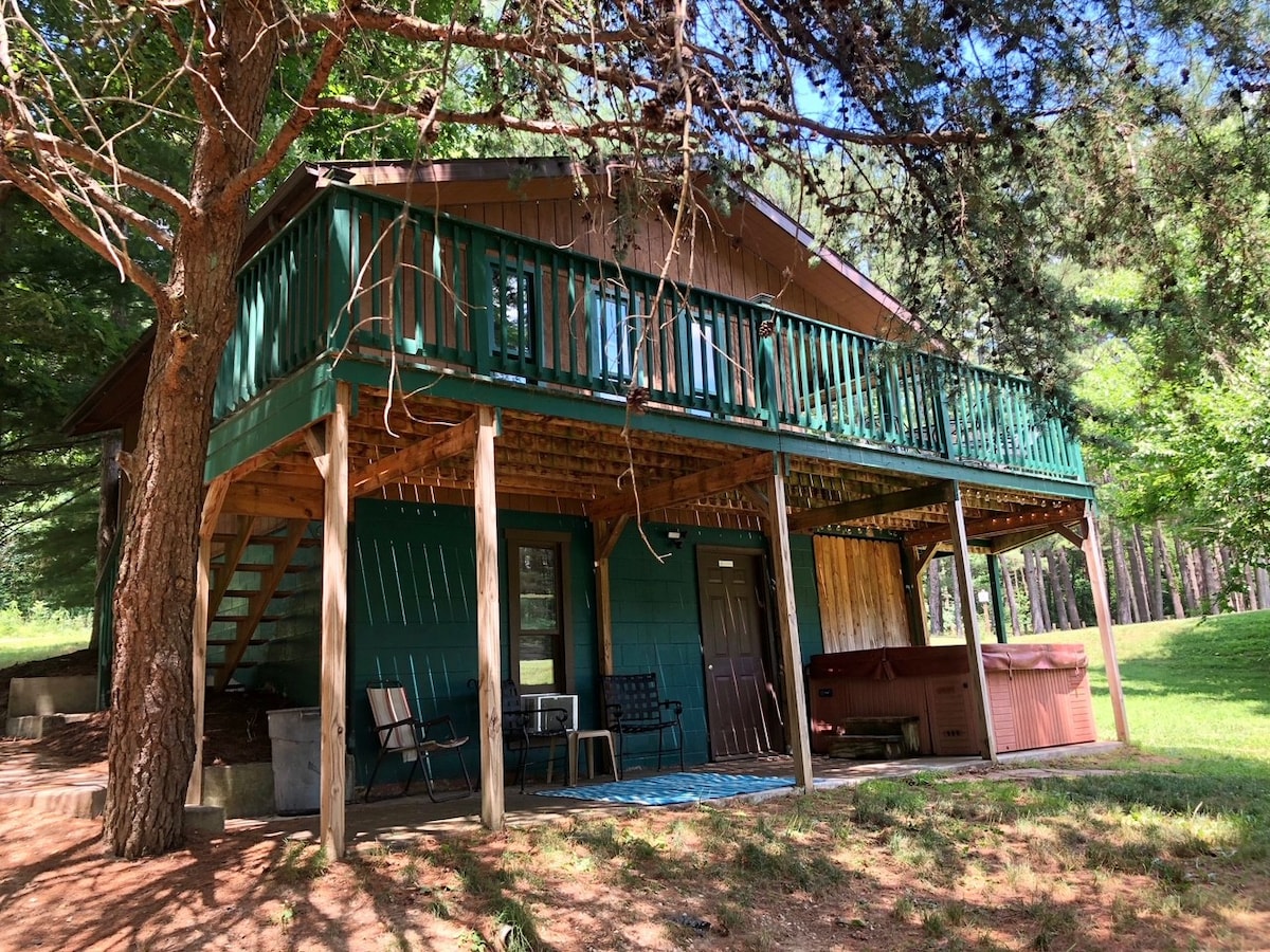 距离霍金山（ Hocking Hills ）的WNF白尾小屋（ White Tail Cabin ）