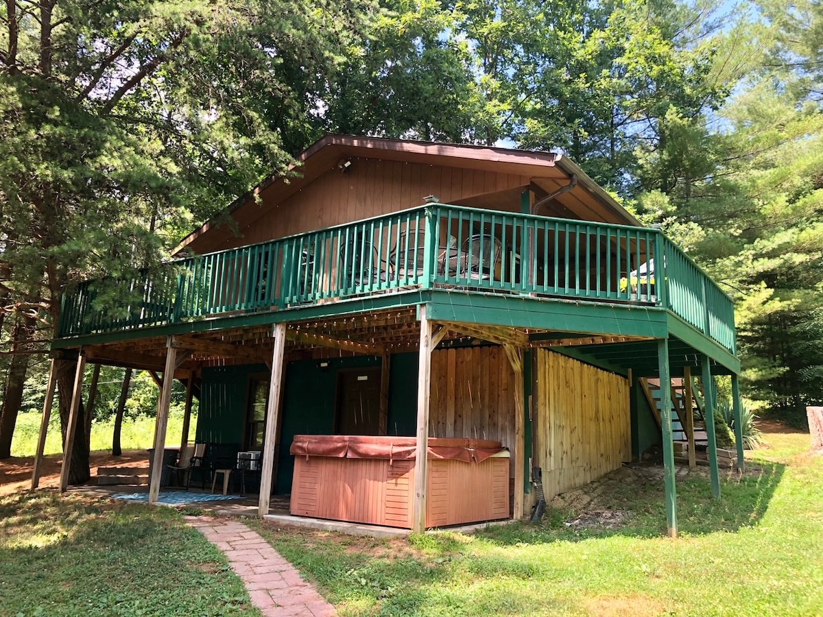 距离霍金山（ Hocking Hills ）的WNF白尾小屋（ White Tail Cabin ）