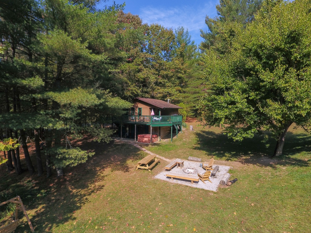 距离霍金山（ Hocking Hills ）的WNF白尾小屋（ White Tail Cabin ）