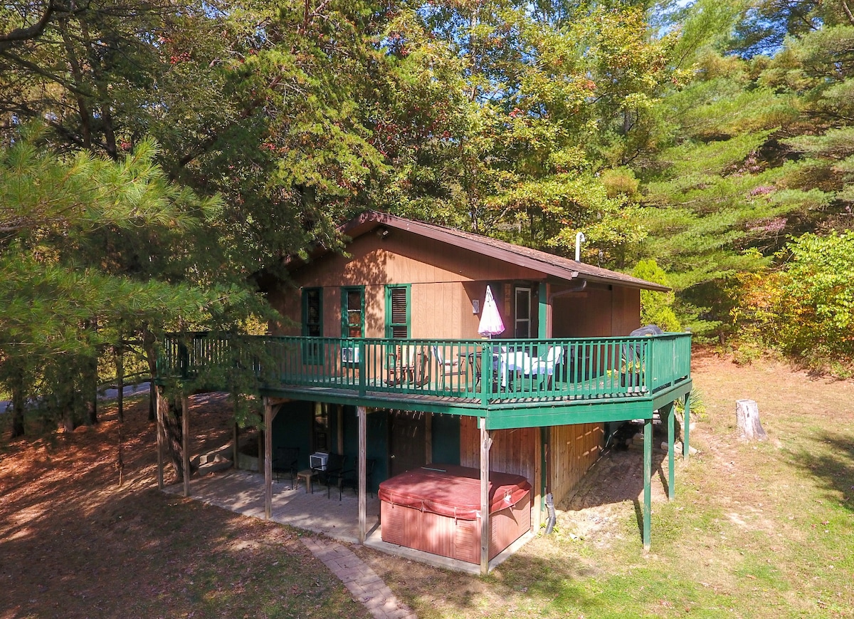 距离霍金山（ Hocking Hills ）的WNF白尾小屋（ White Tail Cabin ）