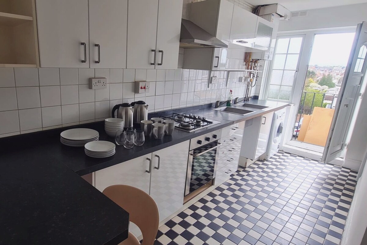 Spacious, Well Located 2-BDR Golders Green Flat