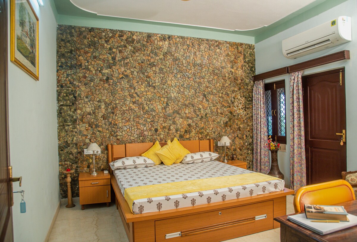 Abhimanyu Mansion: Rich Room w/Balcony
