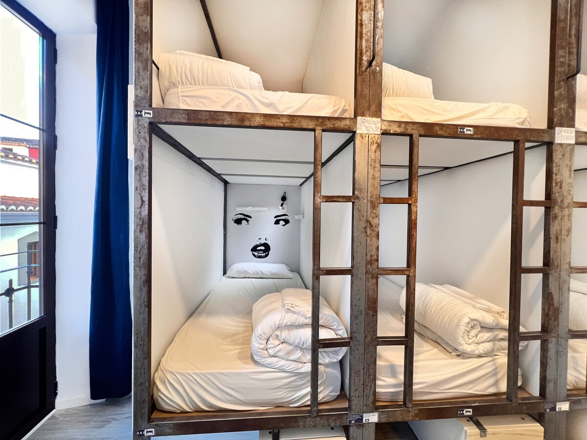6床宿舍套房的床位小木屋-吊舱风格
