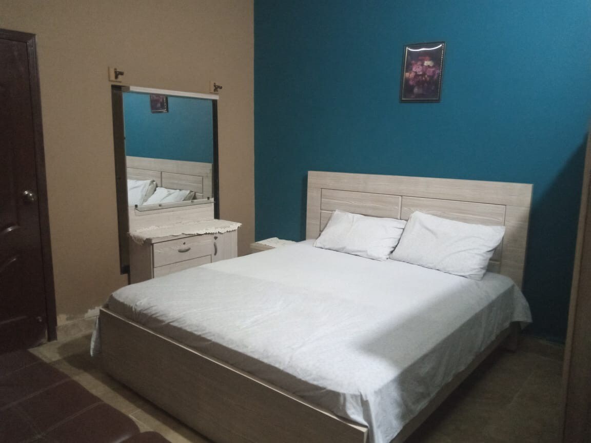 A big size room for 3 near airport in Jauhar