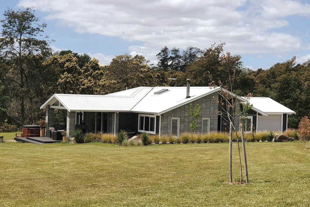 Country 4-bedroom villa with cedar hot tub