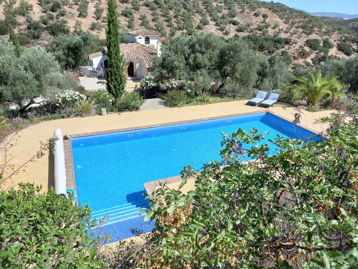 Lovely villa with fabulous 12m pool and jacuzzi