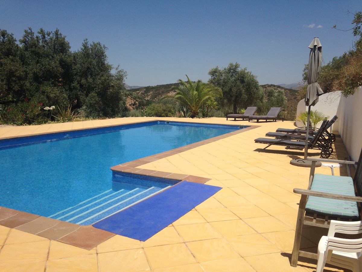 Lovely villa with fabulous 12m pool and jacuzzi