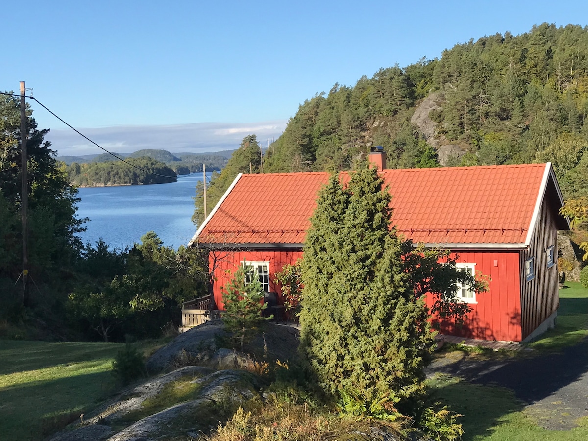 Landlig hus ved Sørlandskysten.