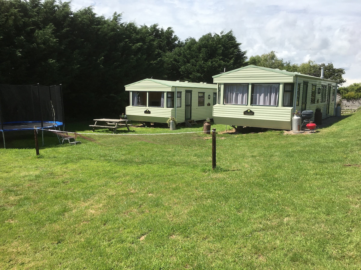 位于科尔科姆修道院（ Colcombe Abbey Farm, Colyton, Devon ）的2辆度假大篷车