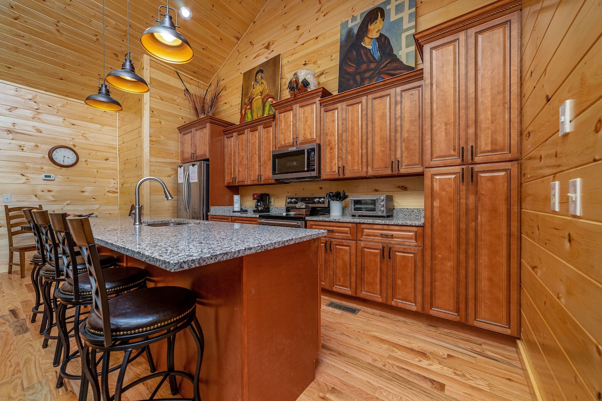 Large, Relaxing 4 BR Pigeon Forge Tennessee Cabin