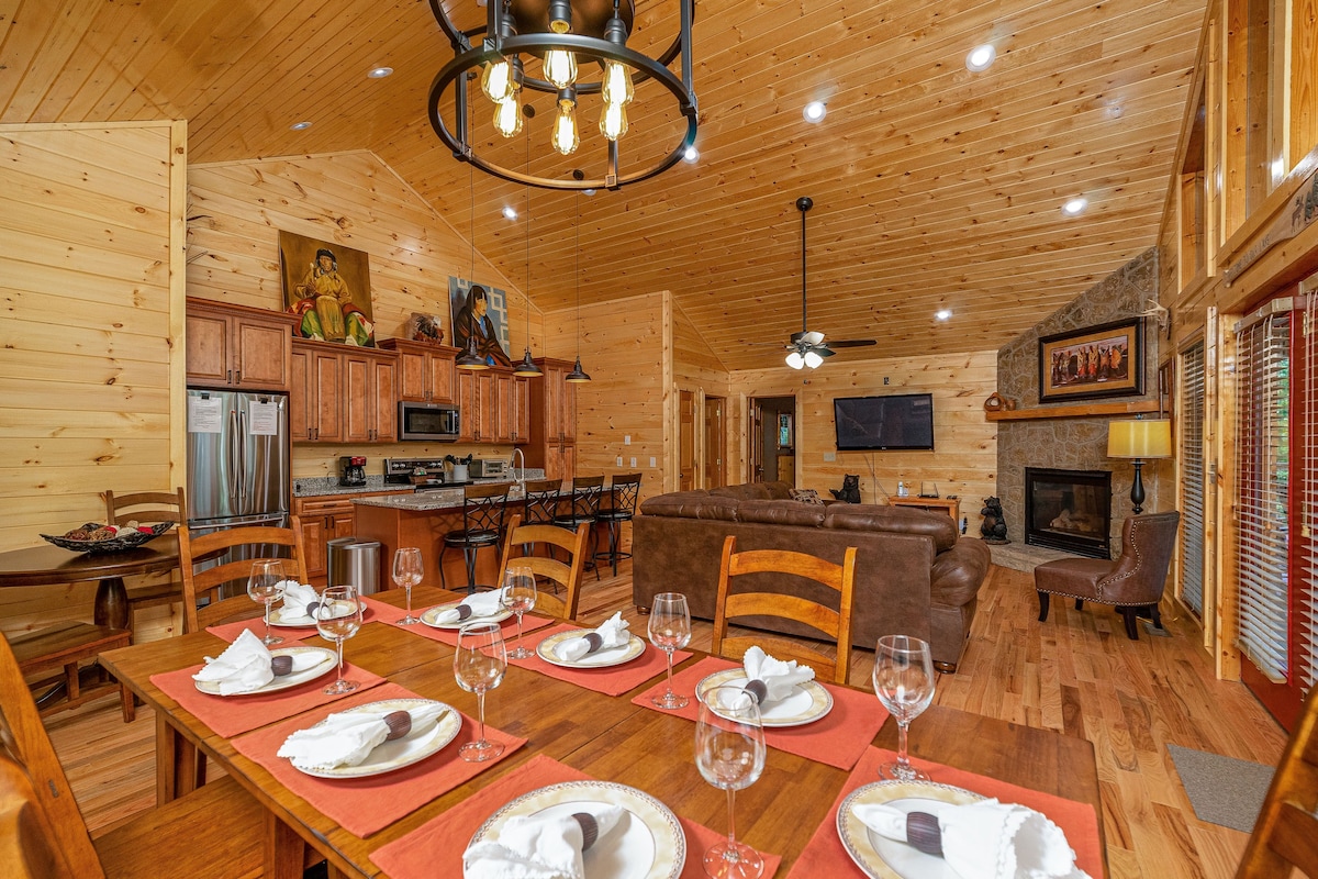Large, Relaxing 4 BR Pigeon Forge Tennessee Cabin