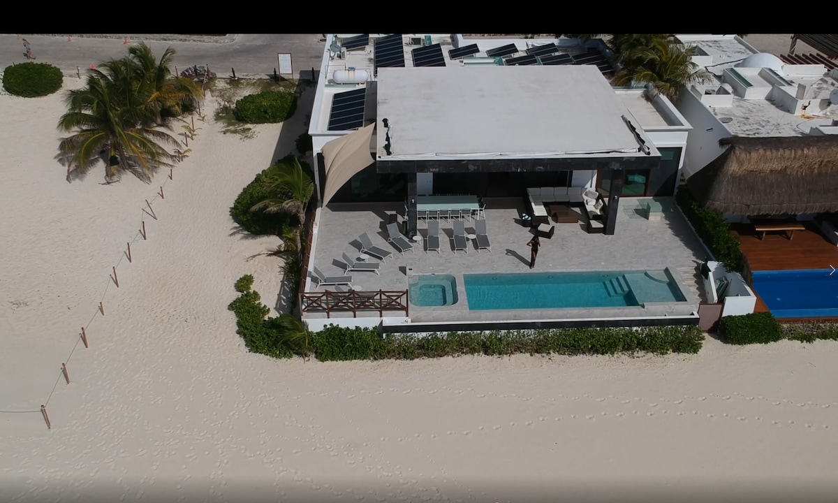 Villa Gise （ Beachfront Playacar Fase 1 ）