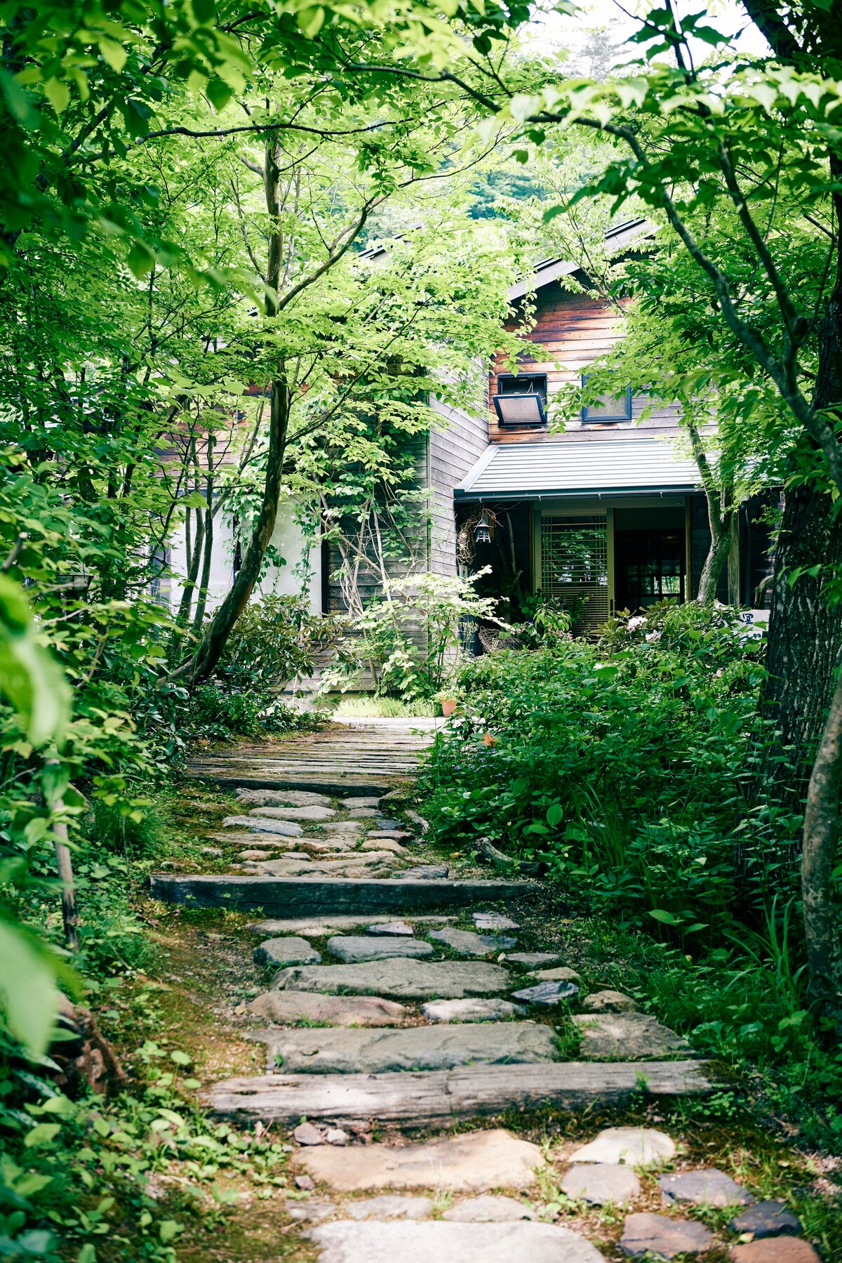 舒适的日式住宅，宁静的溪流和温泉