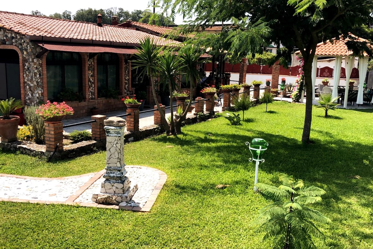 Villa riservata con ampio giardino vicino al mare