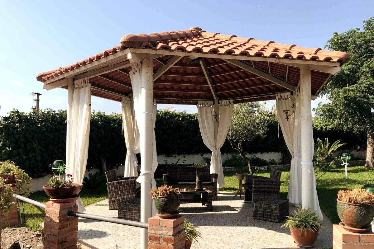 Villa riservata con ampio giardino vicino al mare