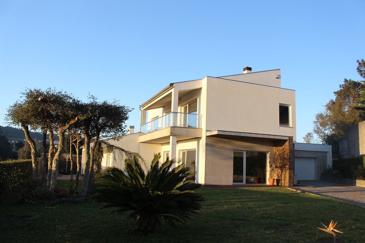 Santiago's House - quiet location with ocean view