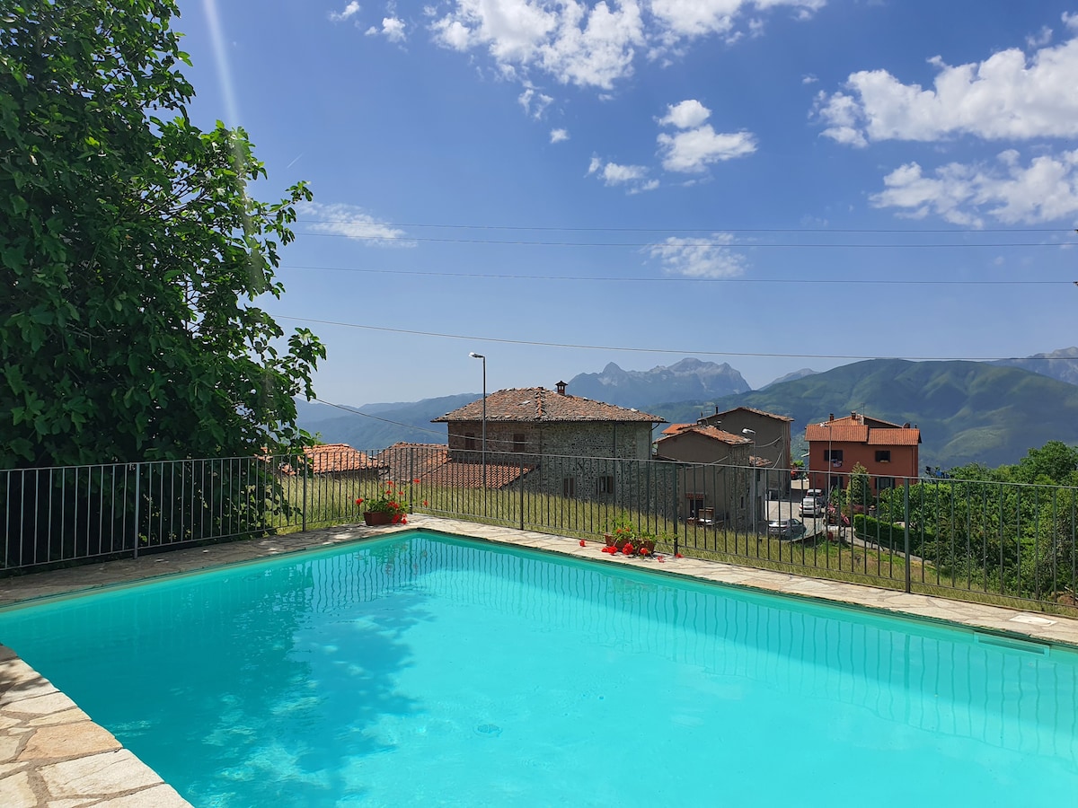16th cent' Tuscan villa & private pool, sleeps 8