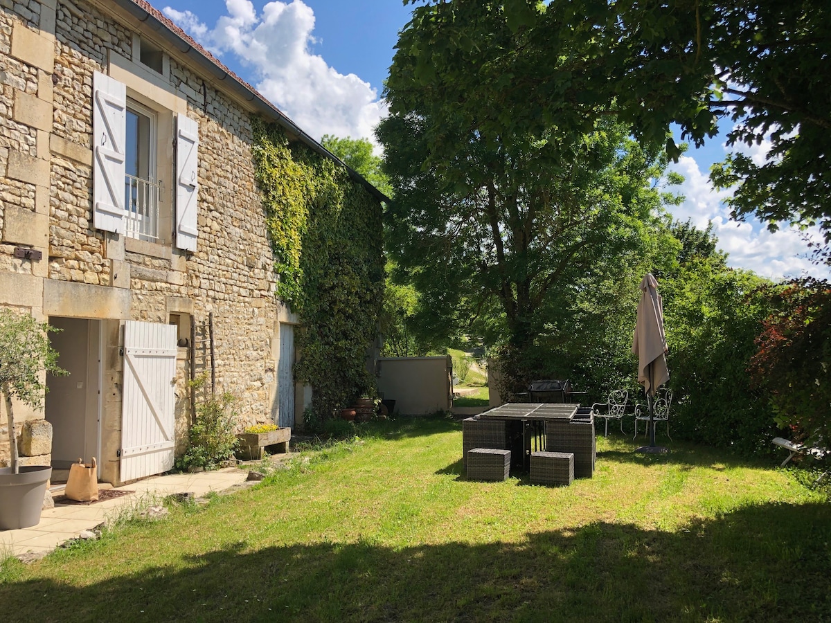 Maison du Bonheur jacuzzi piscine privée* Yonne