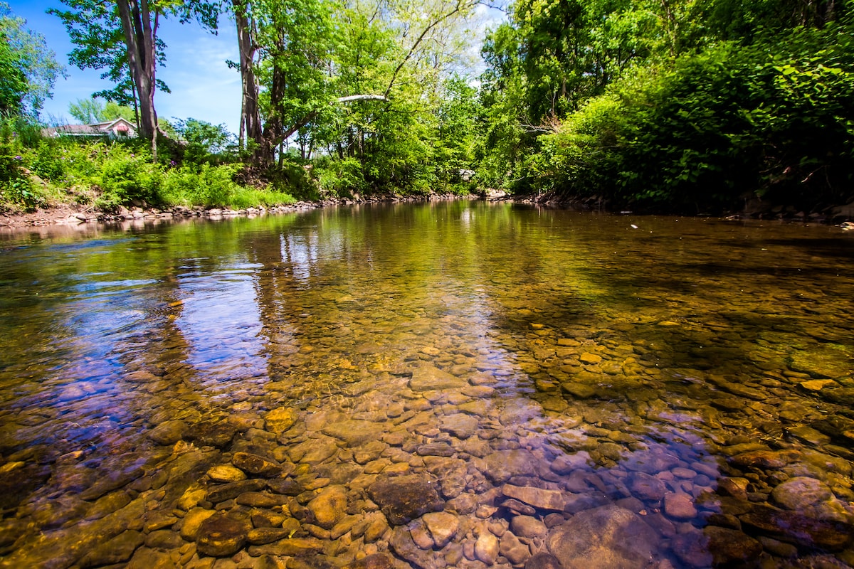 Charming Creekside Jewel ，靠近Ligonier Diamond