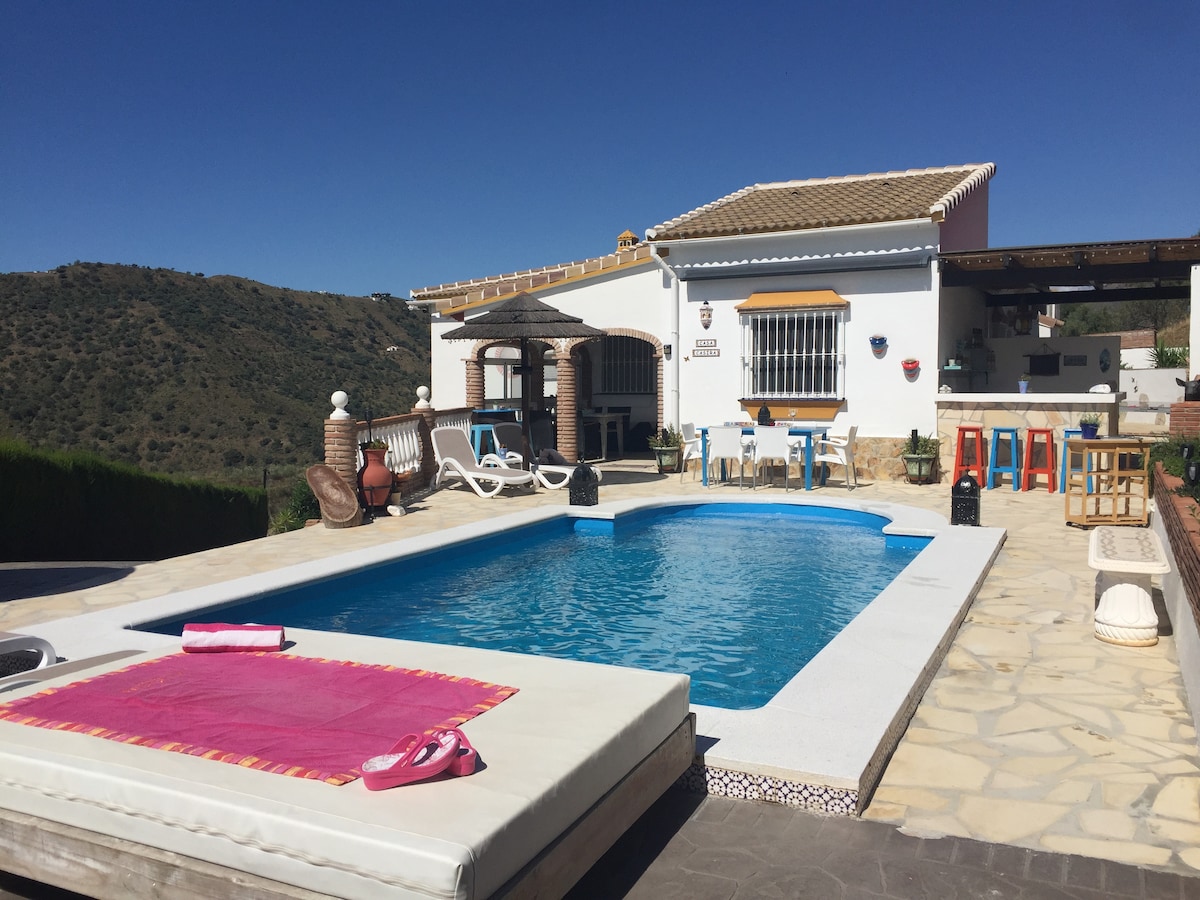 Casira, spacious villa with 2 studios (Viñuela)