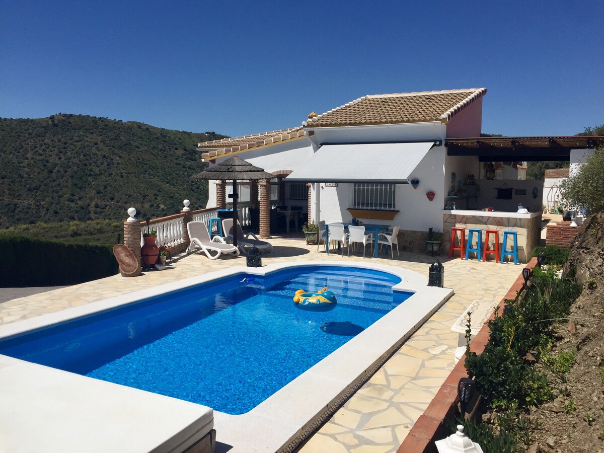 Casira, spacious villa with 2 studios (Viñuela)