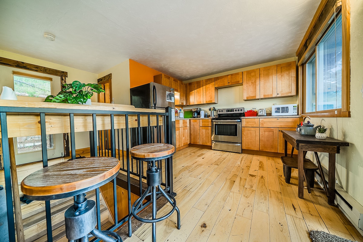 Cabin w/ views, wood stove, 5 min to National Park