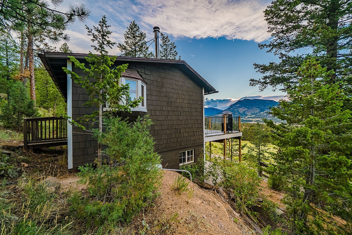 Cabin w/ views, wood stove, 5 min to National Park