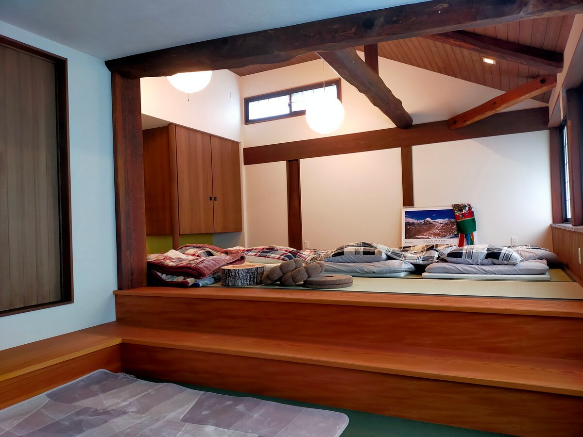 农舍的二楼Nakamuraya位于京町屋和冥想之间。这是一家安静舒适的旅馆。安装空调
