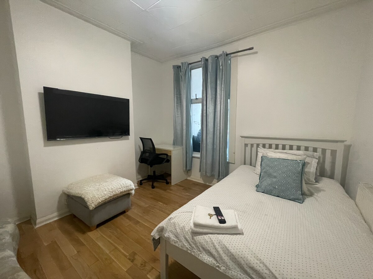 96TR | Comfy room with double bed (Edmonton Green)