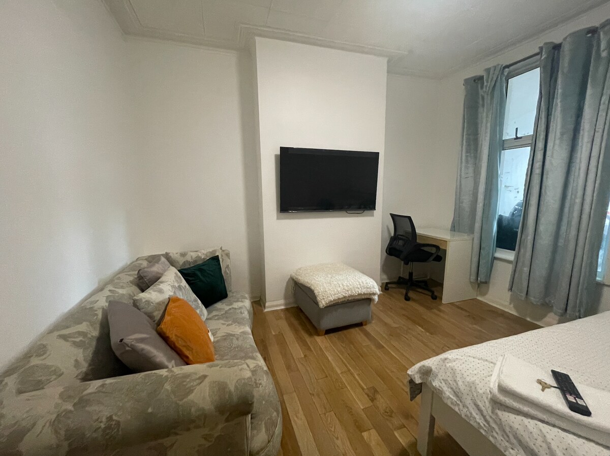 96TR | Comfy room with double bed (Edmonton Green)