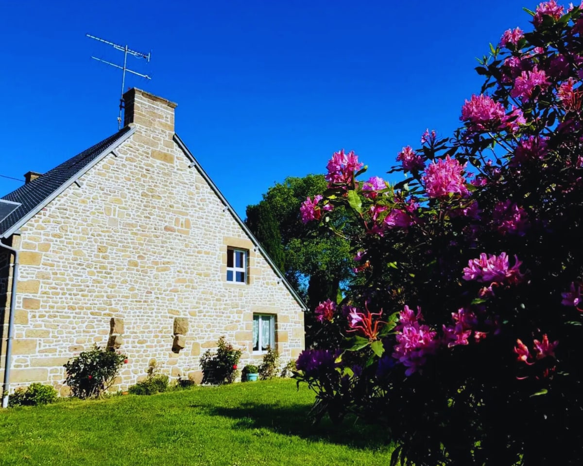 Maison en pierre au milieu du bocage