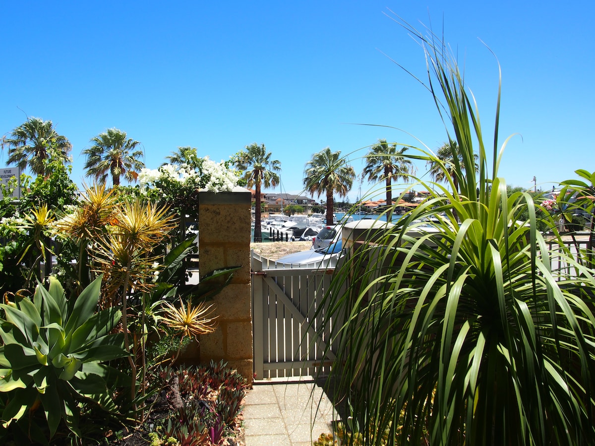 North Gallery, Mindarie.一个有景观景的房源