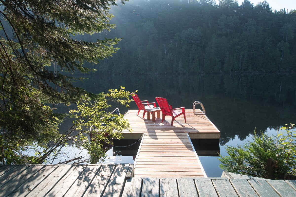 湖上舒适度假木屋，位于蒙特贝洛（ Montebello ）和特朗布朗（ Tremblant ）之间