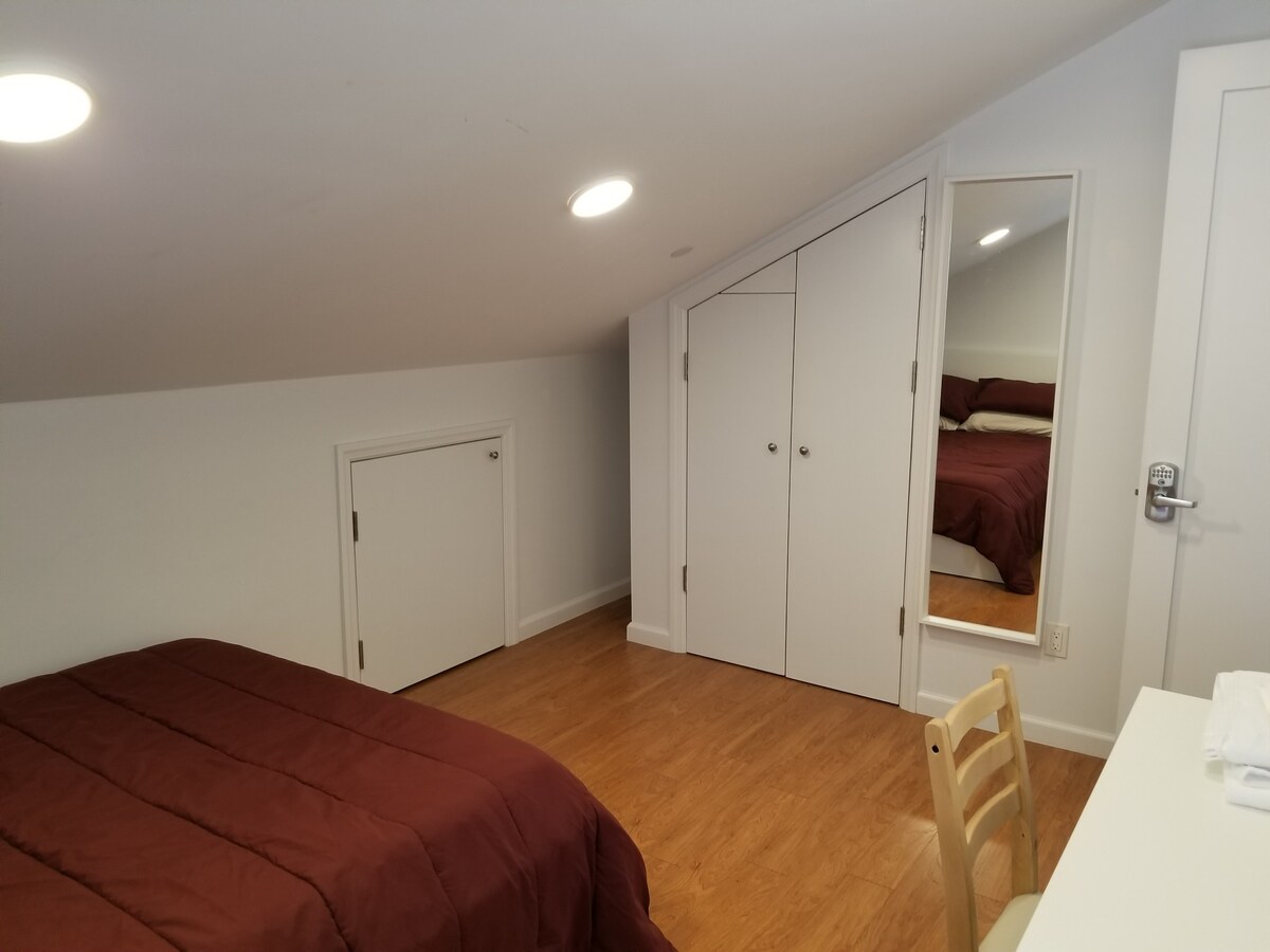 Bedroom Steps from Q Train (Middle Room)