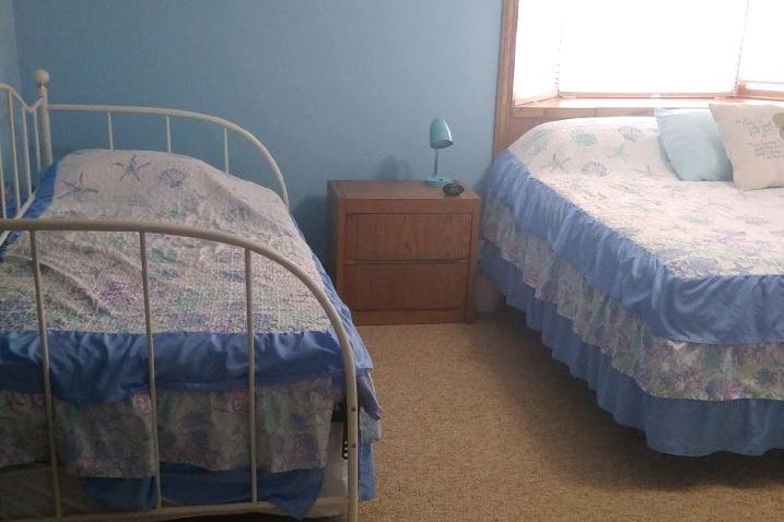 蓝色、加大双人床房和浴室，几乎可以使用
