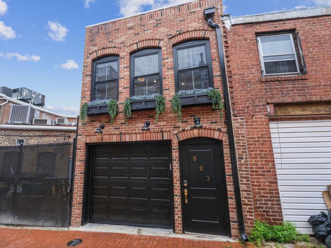 Sunny Capitol Hill Carriage House