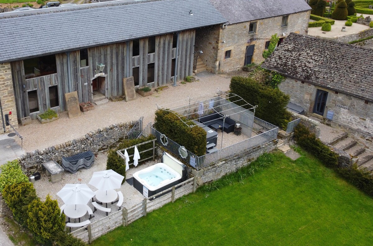 Peak District~6 Bed Barn~ Hot Tub~Pool